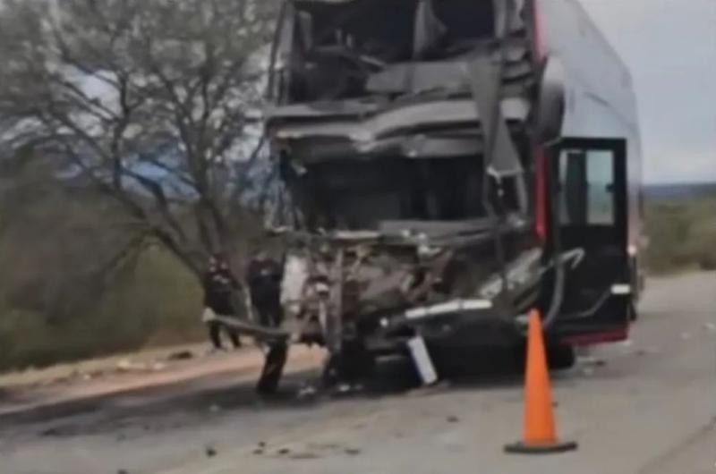Colectivo que viajaba a Jujuy chocoacute con un camioacuten se incendioacute y dejoacute un muerto