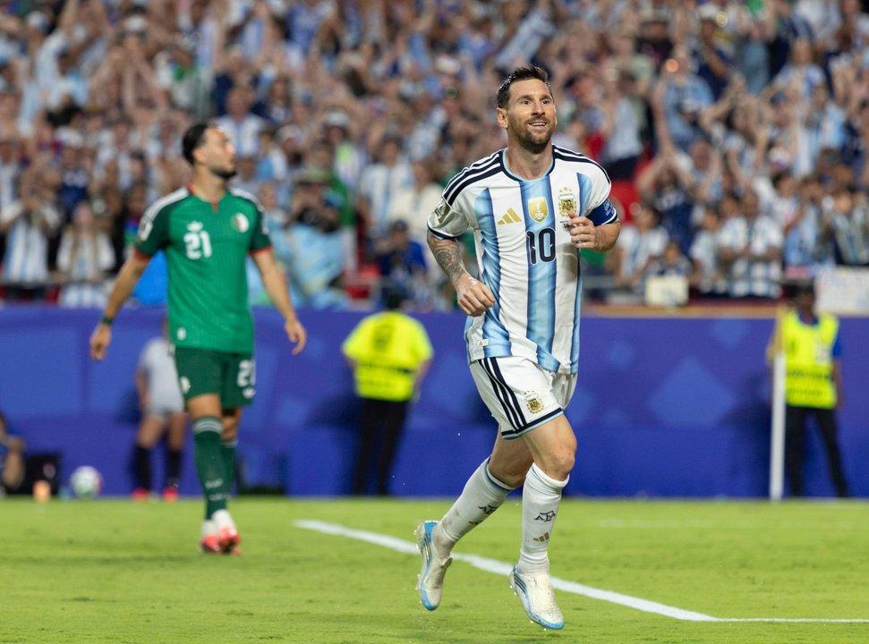 Con una actuacioacuten estelar de Messi Argentina goleoacute a Argelia en su debut en el Mundial 2026