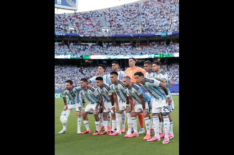 ldquoCon mucha ilusioacutenrdquo- los jugadores de la Seleccioacuten argentina celebraron el triunfo ante Argelia en su debut en el Mundial 2026