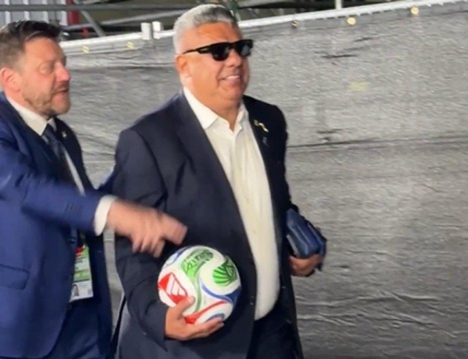 Pelota en mano y lentes negros- asiacute se fue Chiquildquo Tapia del estadio tras el debut de Argentina