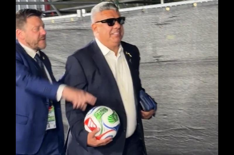 Pelota en mano y lentes negros- asiacute se fue Chiquildquo Tapia del estadio tras el debut de Argentina