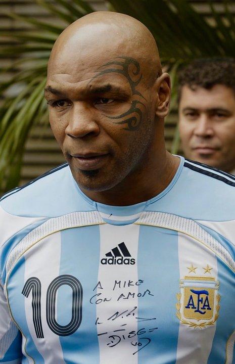 Mike Tyson se sumoacute a la fiebre por Messi con una camiseta argentina firmada por Maradona