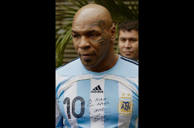 Mike Tyson se sumoacute a la fiebre por Messi con una camiseta argentina firmada por Maradona