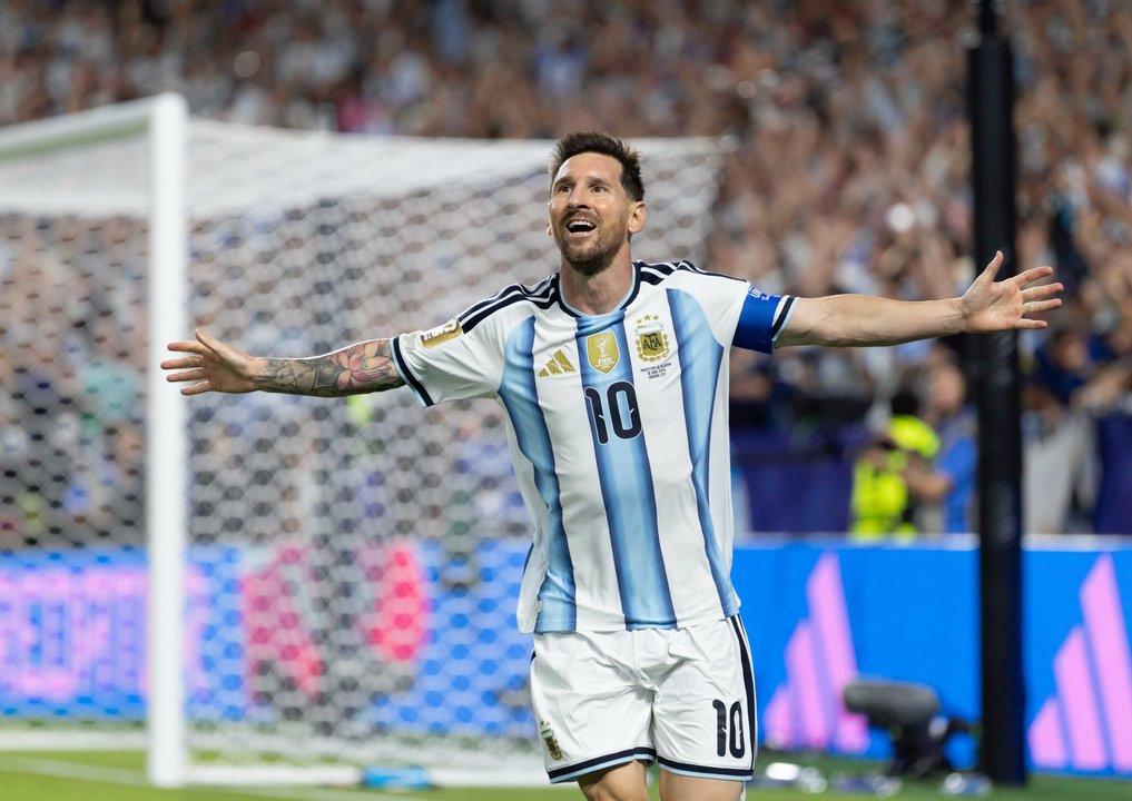 El insoacutelito cartel de un canal norteamericano sobre Messi- aclaroacute que no puede jugar para Estados Unidos