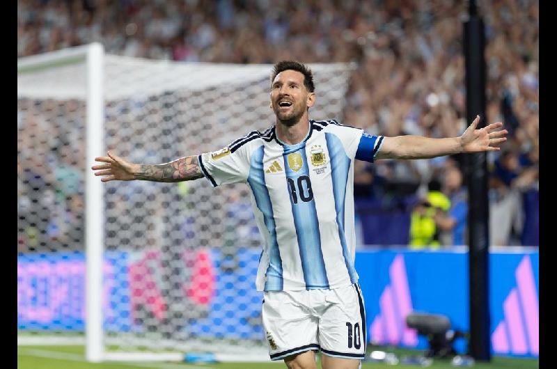 El insoacutelito cartel de un canal norteamericano sobre Messi- aclaroacute que no puede jugar para Estados Unidos