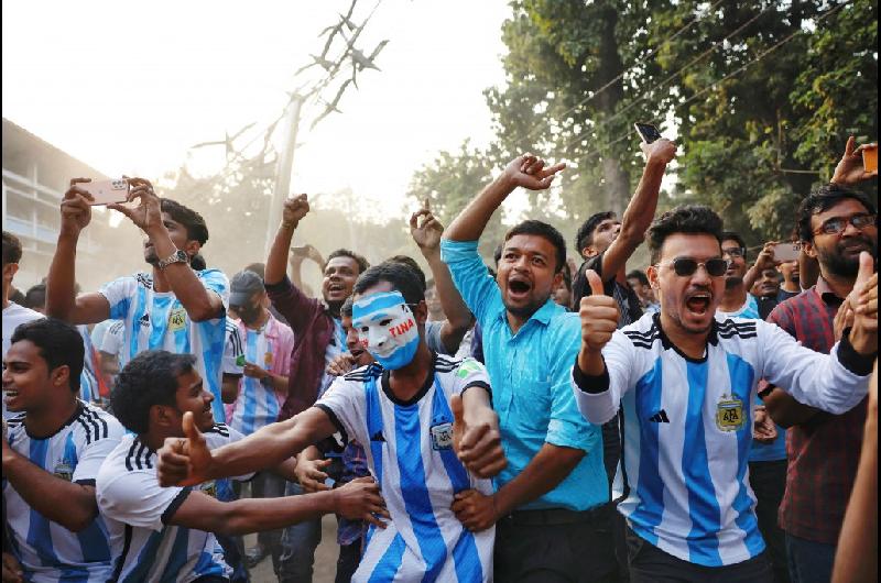 Bangladesh volvioacute a latir al compaacutes de la Seleccioacuten argentina y celebroacute el triunfo ante Argelia