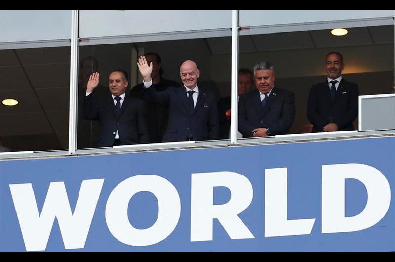 Gianni Infantino se sumoacute a los elogios del mundo por la estelar noche de Lionel Messi 