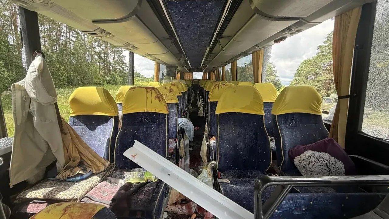 Atribuyen a Ucrania dron que impactoacute a autobuacutes que transportaba a nintildeos bielorrusos