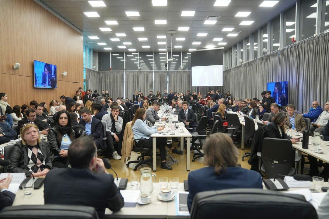 El oficialismo dejoacute listo el dictamen del acuerdo con los fondos buitre y se votaraacute en la proacutexima sesioacuten de Diputados
