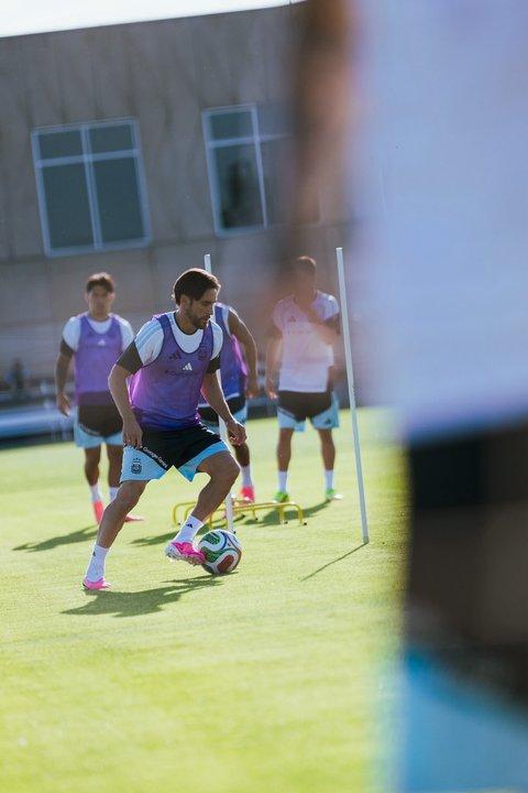 Nicolaacutes Tagliafico se entrena a la par del grupo y apunta a llegar ante Austria