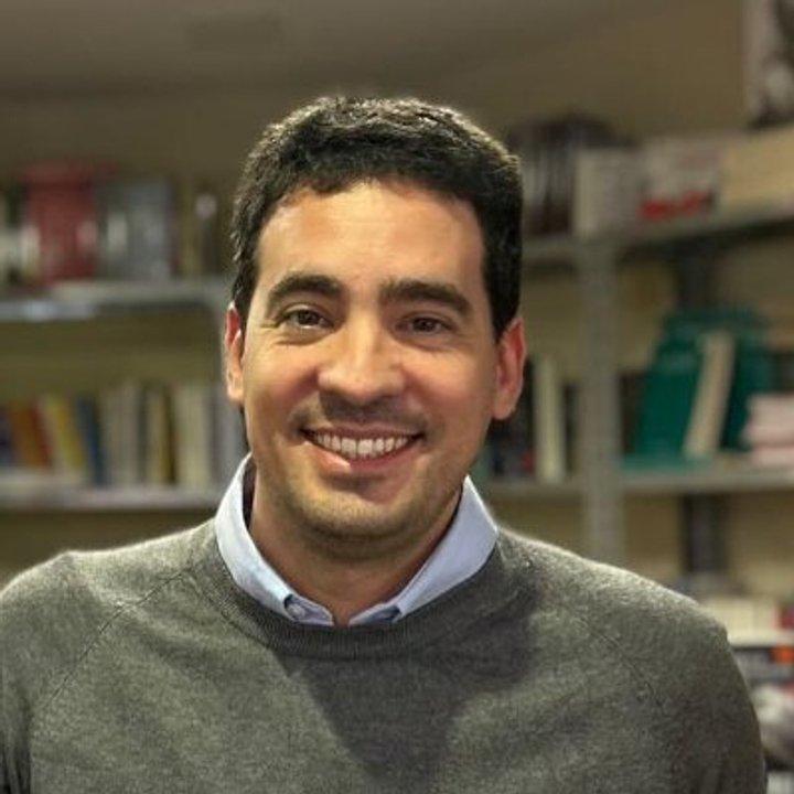 Quieacuten es Adriaacuten Ravier el economista que seraacute el nuevo vocero presidencial