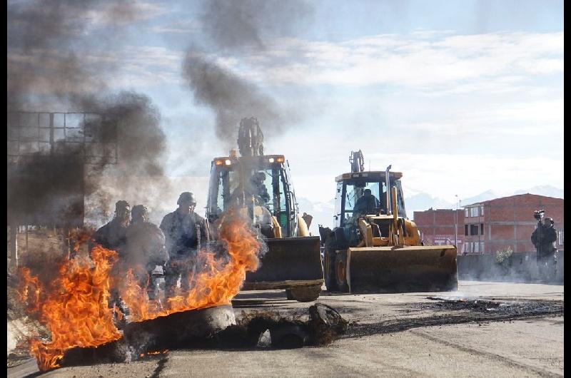 El presidente de Bolivia decretoacute el estado de excepcioacuten para desactivar los bloqueos de rutas