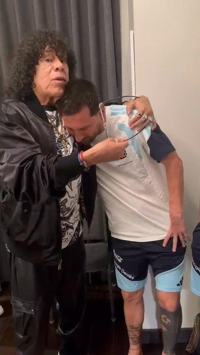 Con show incluiacutedo- el encuentro entre La Mona Jimeacutenez con Messi Juliaacuten Aacutelvarez y Nahuel Molina