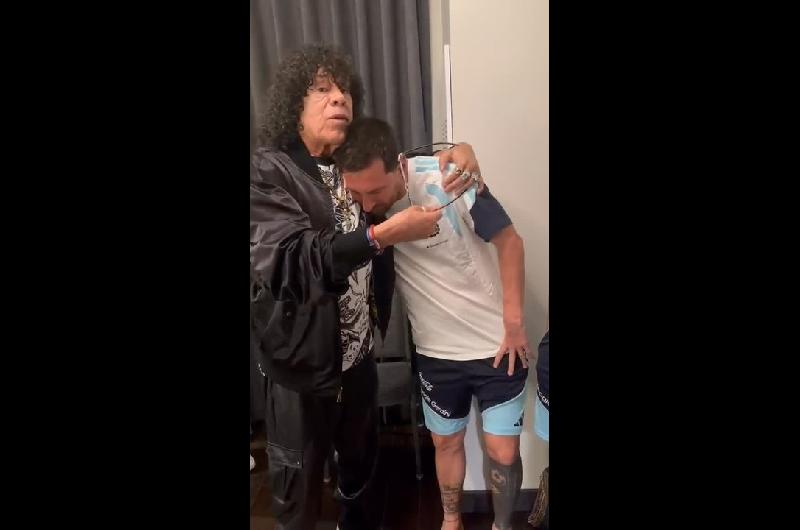 Con show incluiacutedo- el encuentro entre La Mona Jimeacutenez con Messi Juliaacuten Aacutelvarez y Nahuel Molina