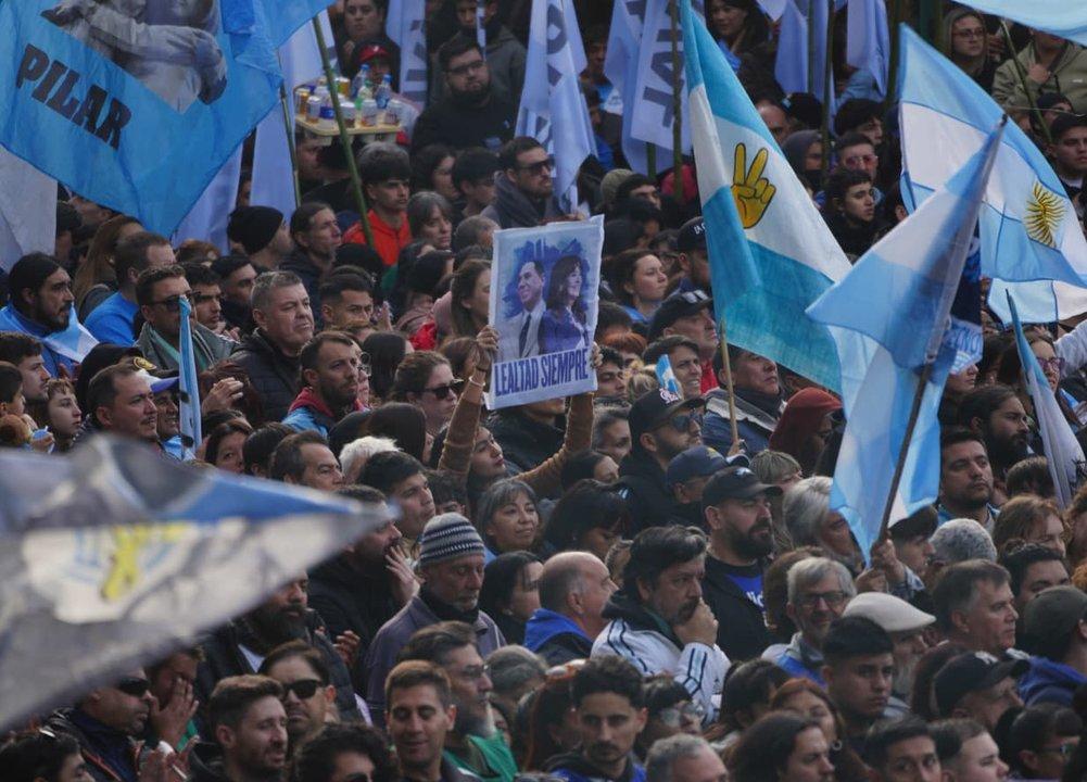 La militancia realizoacute un banderazo en Parque Lezama para exigir la liberacioacuten de Cristina Kirchner