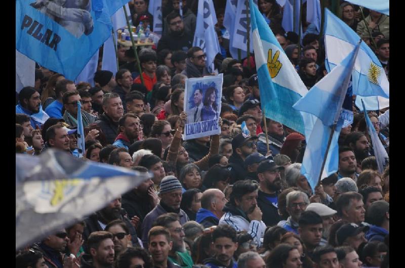 La militancia realizoacute un banderazo en Parque Lezama para exigir la liberacioacuten de Cristina Kirchner