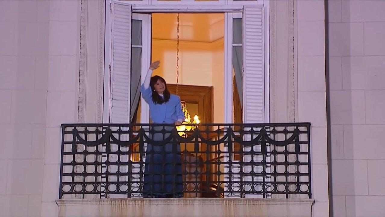 Cristina Kirchner salioacute al balcoacuten a saludar a la militancia que se movilizoacute desde Parque Lezama
