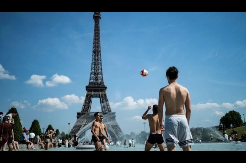 Francia entra en alerta militar por una ola de calor extremo que roza los 40 grados