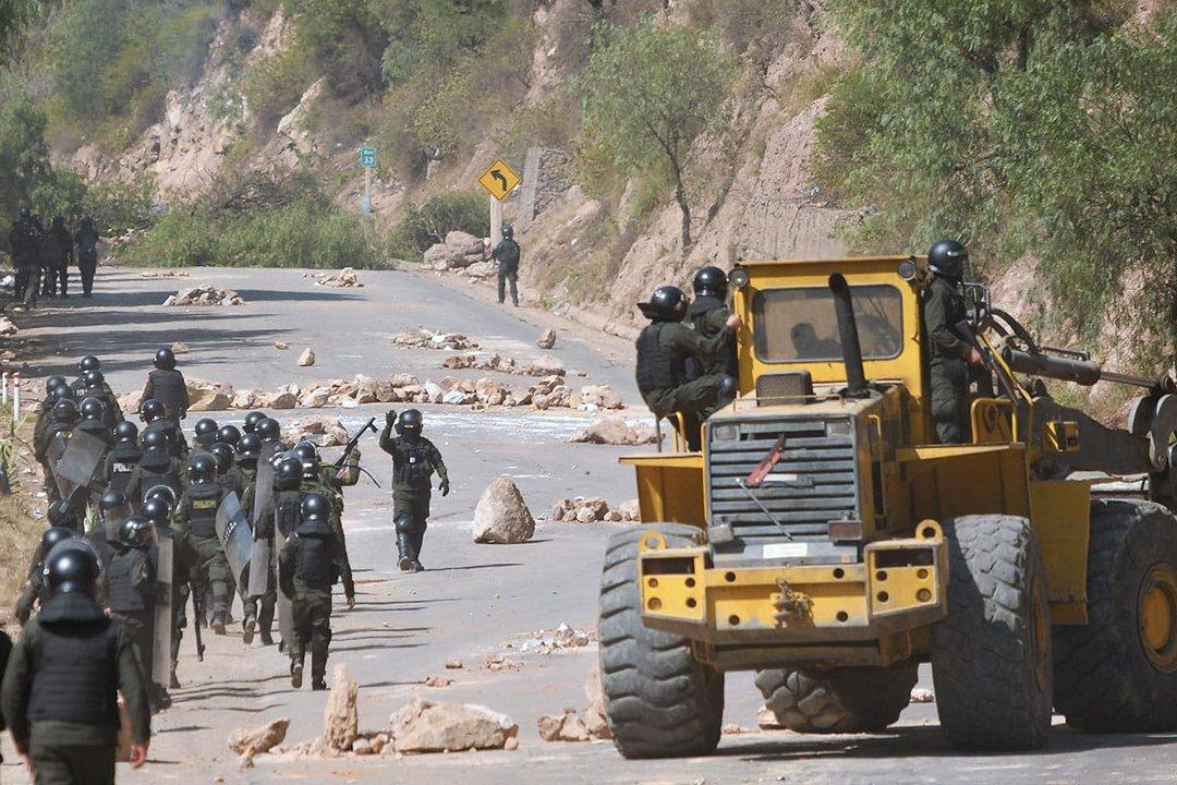 Bolivia intenta salir de la crisis- liberan caminos y llegan camiones con combustible