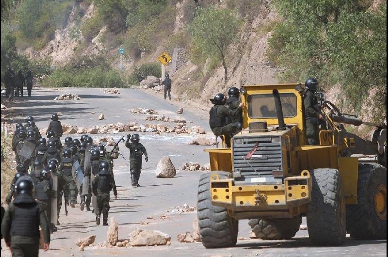Bolivia intenta salir de la crisis- liberan caminos y llegan camiones con combustible