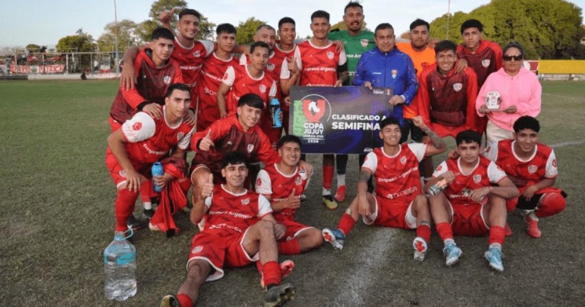 Atleacutetico San Pedro se quedoacute con el claacutesico ante Tiro y pasoacute de ronda