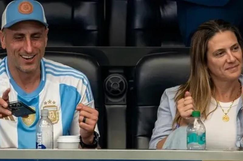 Manu Ginoacutebili en Dallas para alentar a la Seleccioacuten