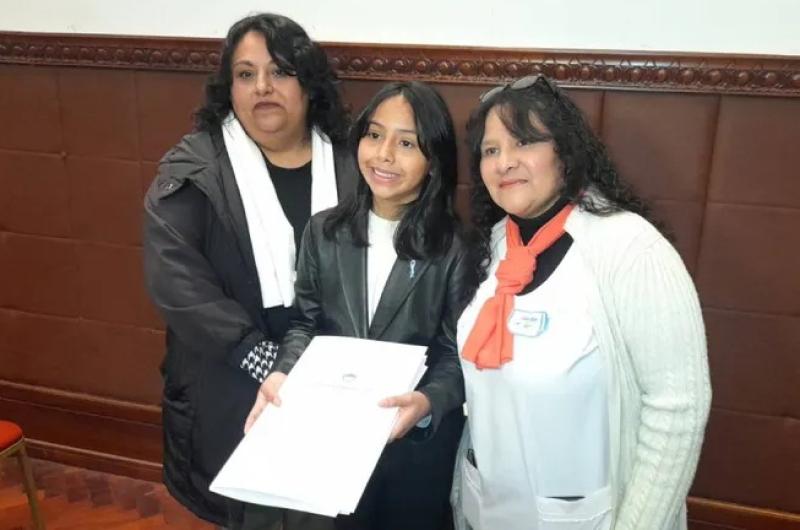 Matemaacuteticas- alumna jujentildea brilloacute en un concurso nacional
