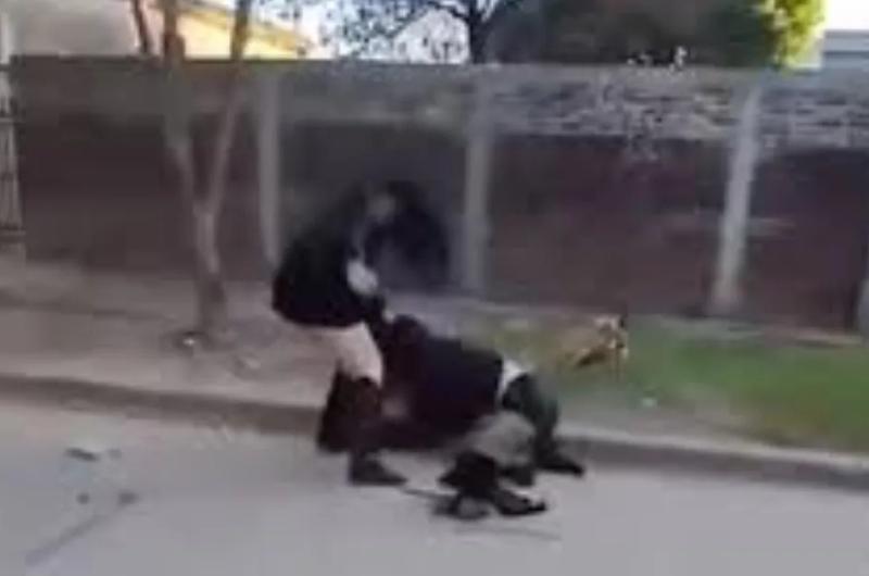 Cuatro adolescentes atacaron a patadas a una menor 