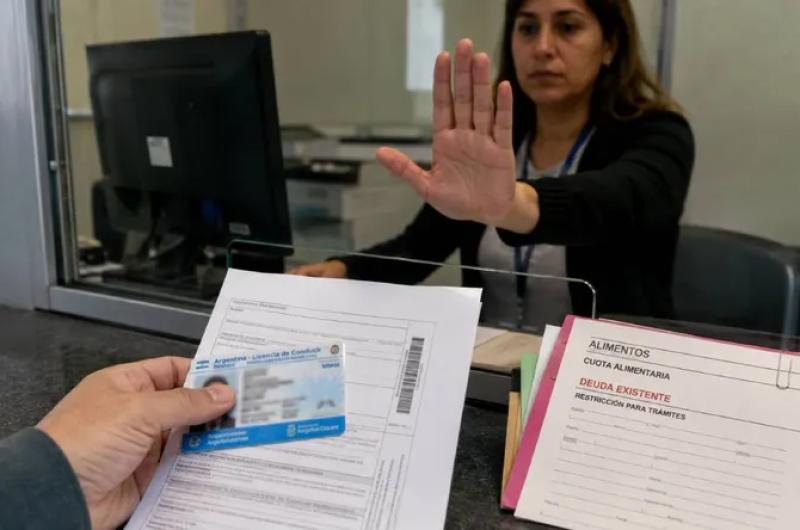 No podraacuten renovar la licencia de conducir los deudores alimentarios 