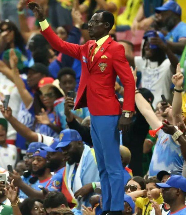 Quieacuten es Lumumba Vea el ldquohincha-estatuardquo de RD Congo que se roboacute las miradas ante Colombia