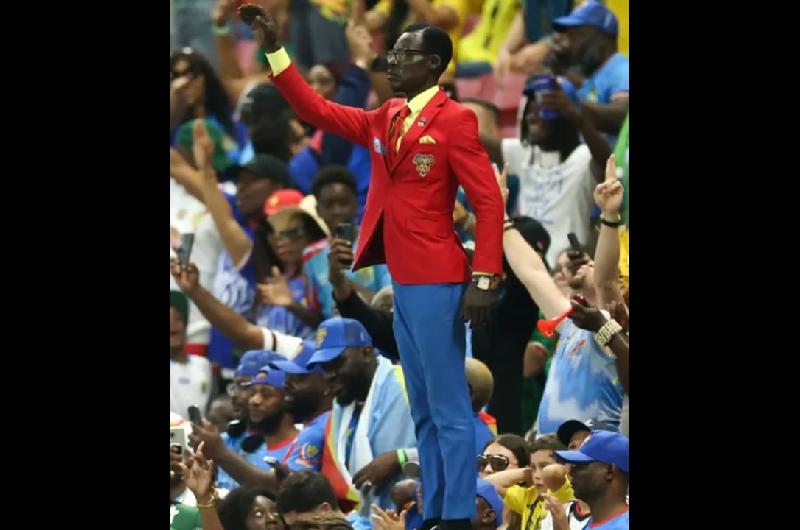 Quieacuten es Lumumba Vea el ldquohincha-estatuardquo de RD Congo que se roboacute las miradas ante Colombia