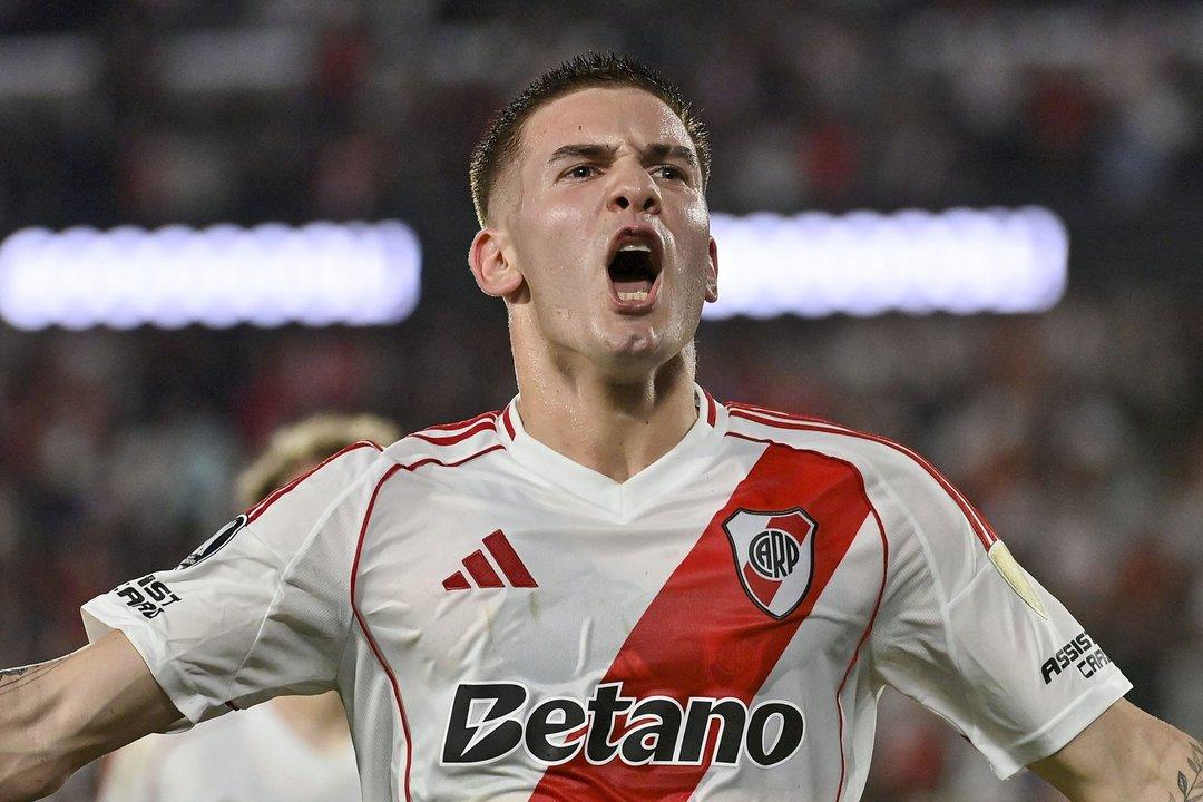 El emotivo gesto de Franco Mastantuono con los chicos de la pensioacuten de River