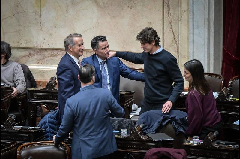Diputados rindioacute un minuto de silencio por el fallecimiento del padre de Martiacuten Lousteau