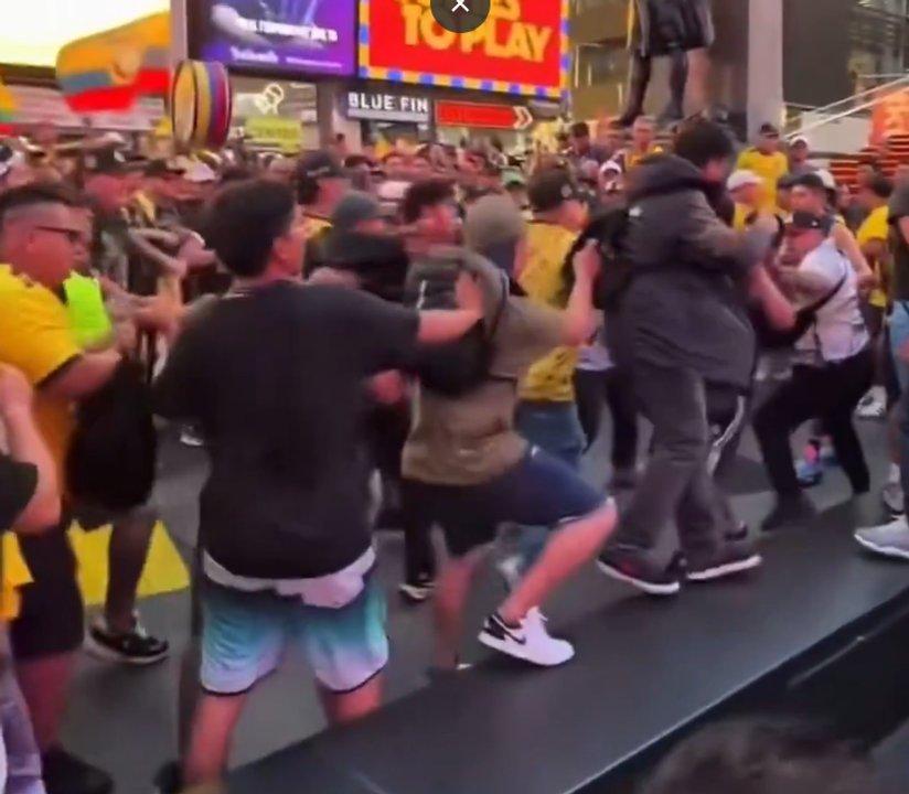 Mundial 2026- hinchas ecuatorianos se enfrentaron a golpes en Times Square durante un banderazo