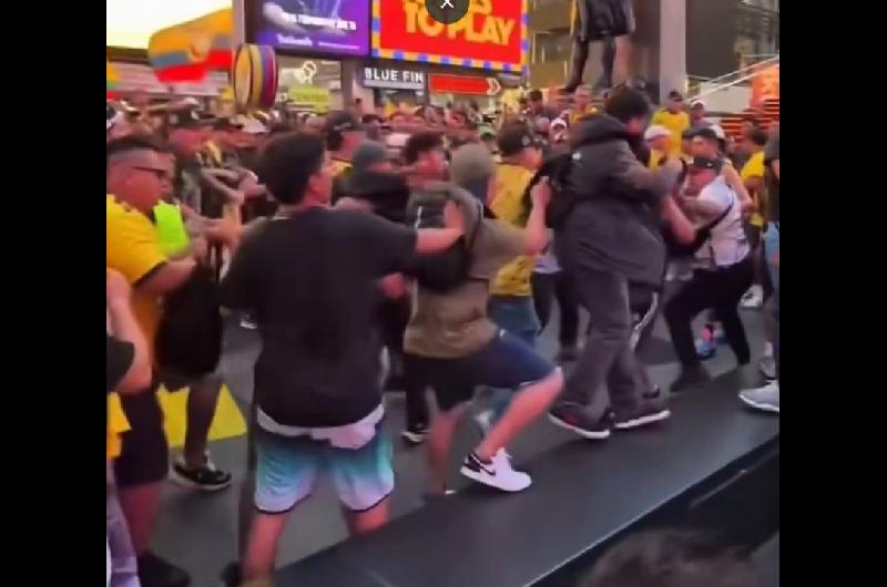Mundial 2026- hinchas ecuatorianos se enfrentaron a golpes en Times Square durante un banderazo