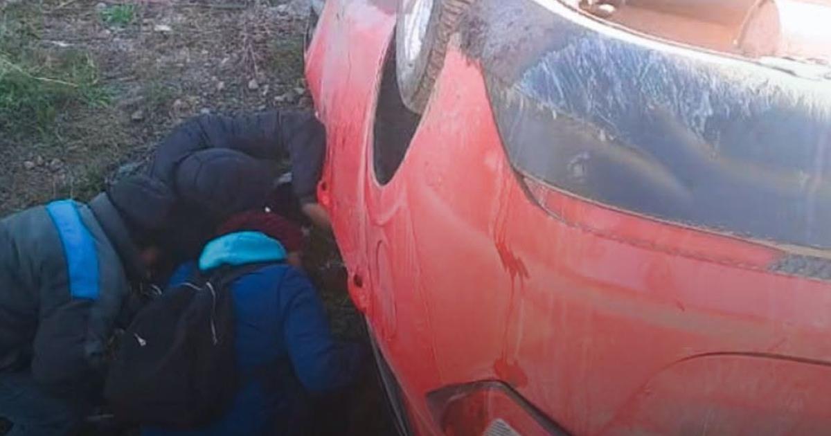 Terminoacute volcando con su auto en un zanjoacuten de Alto Comedero por esquivar a un perro