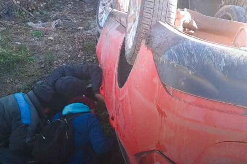 Terminoacute volcando con su auto en un zanjoacuten de Alto Comedero por esquivar a un perro