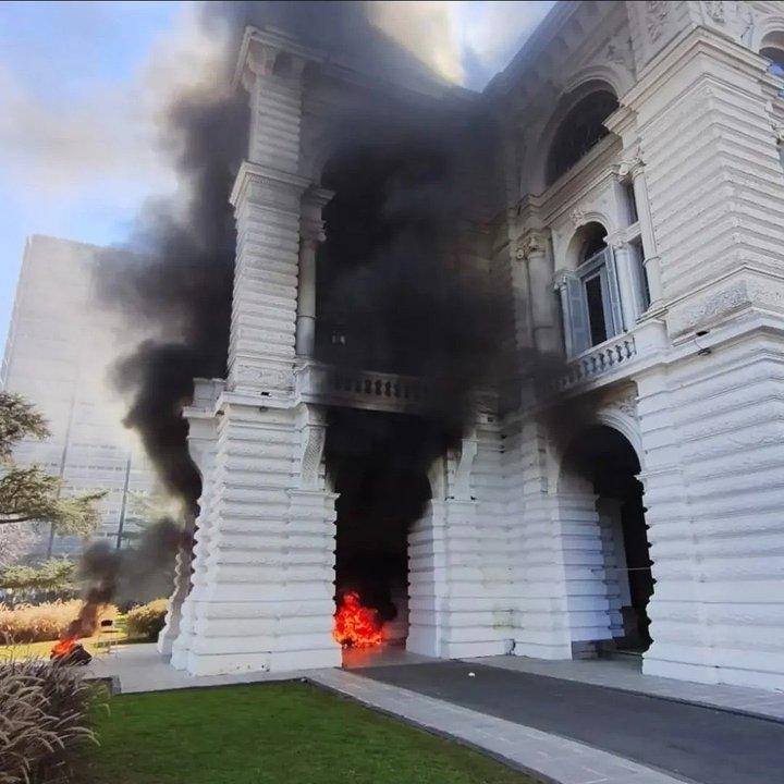 Destrozos en la Municipalidad de La Plata- detienen a cooperativistas de Grabois que protestaban por despidos 