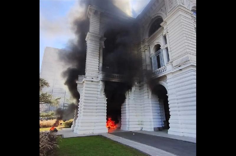Destrozos en la Municipalidad de La Plata- detienen a cooperativistas de Grabois que protestaban por despidos 