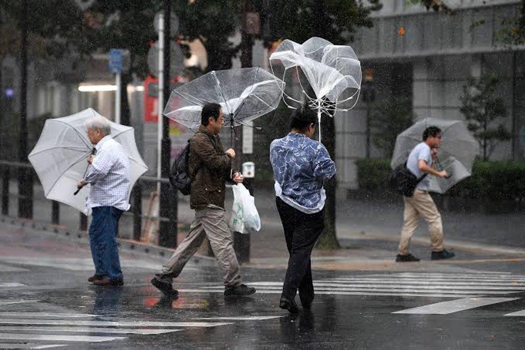 Alerta maacutexima en Japoacuten por el avance destructivo de una tormenta y un cicloacuten