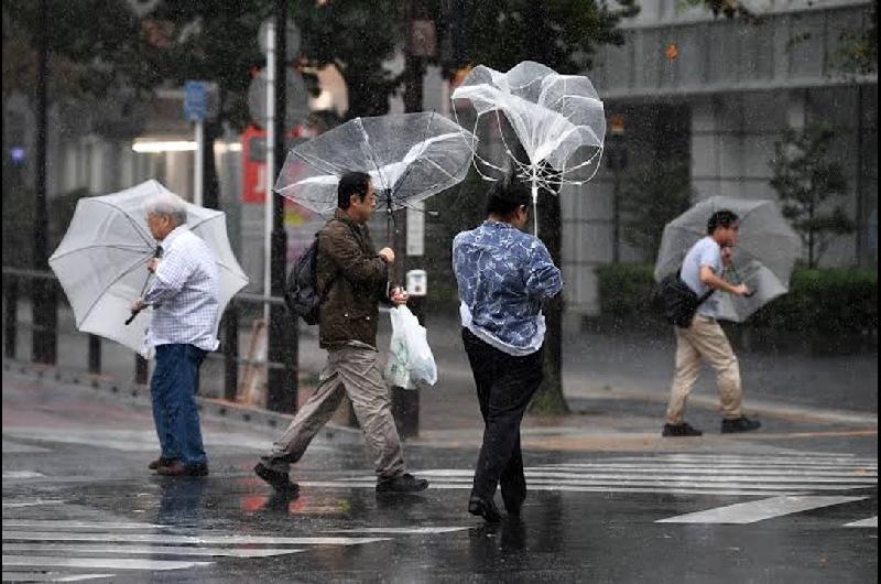 Alerta maacutexima en Japoacuten por el avance destructivo de una tormenta y un cicloacuten