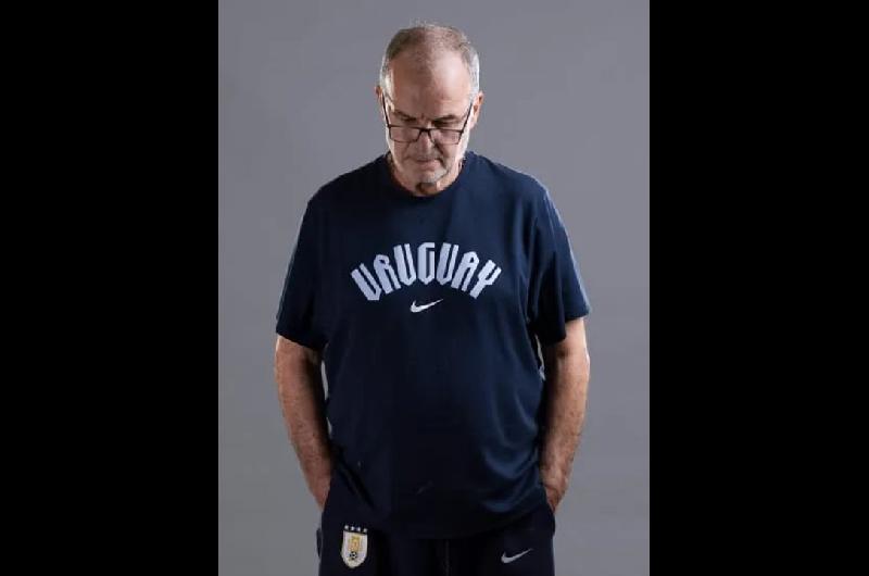 Marcelo Bielsa se despediraacute del cargo de la Seleccioacuten uruguaya en una conferencia de prensa