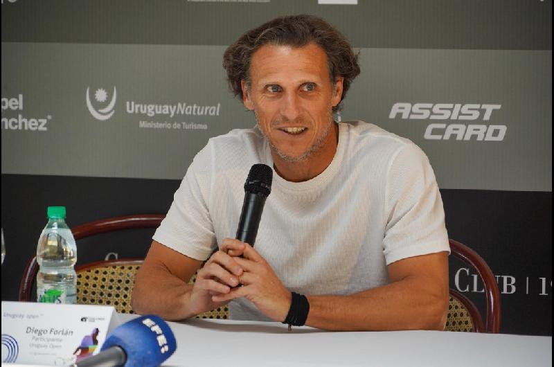 Diego Forlaacuten se ofrecioacute para dirigir a la Seleccioacuten de Uruguay