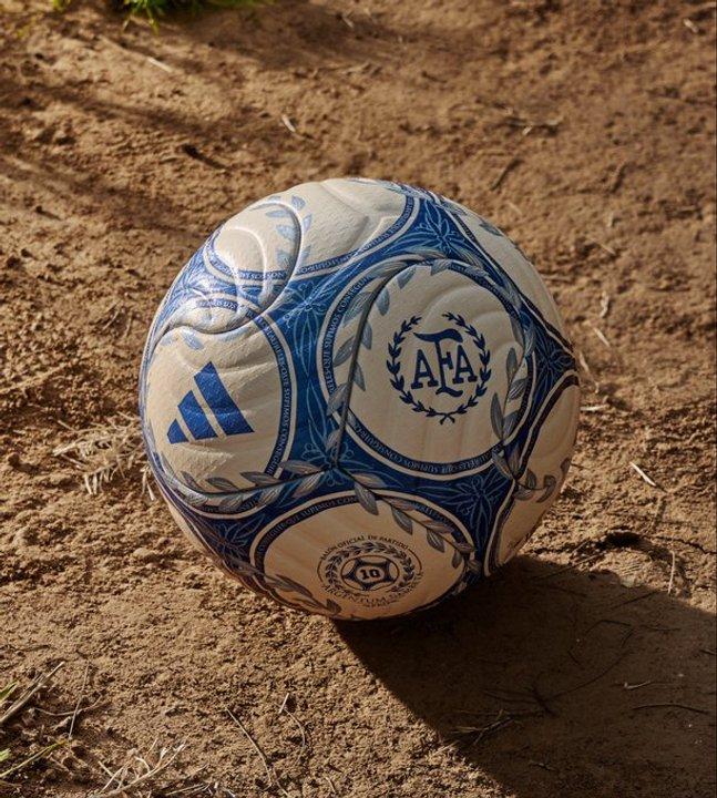 Asiacute es la ldquoArgentum Gambetardquo la nueva pelota que se usaraacute en el fuacutetbol argentino