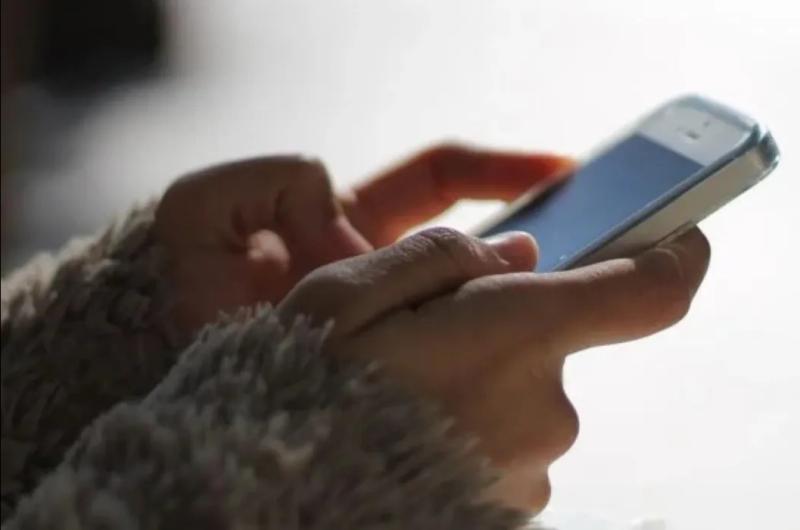 Pactoacute un encuentro sexual con una mujer que bajo engantildeos le roboacute el teleacutefono celular