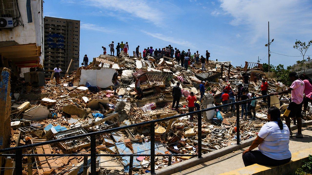 Venezuela- el terremoto dejoacute 12 millones de toneladas de escombros en La Guaira el estado maacutes afectado