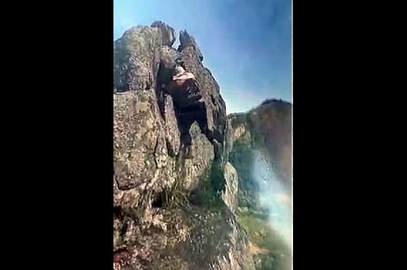 Riacuteo de Janeiro- un guiacutea murioacute al caer desde un acantilado de 150 metros cuando intentaba sacarse una foto