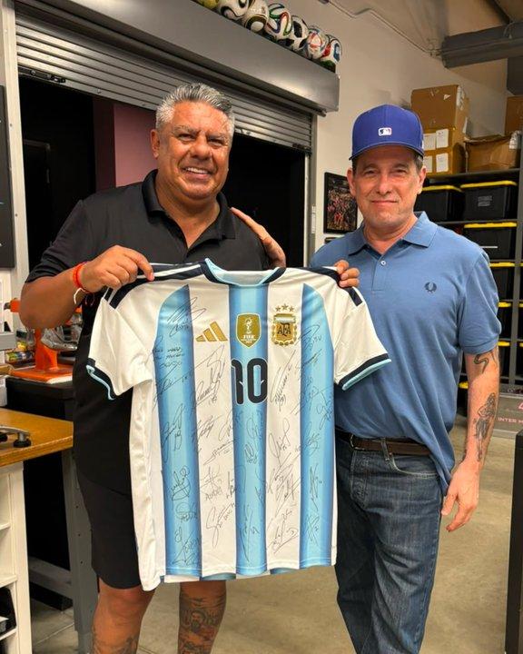 Andreacutes Calamaro visitoacute a la Seleccioacuten Argentina en la previa de su partido ante Cabo Verde 
