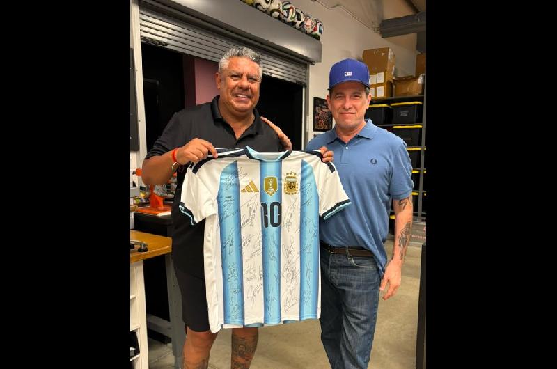 Andreacutes Calamaro visitoacute a la Seleccioacuten Argentina en la previa de su partido ante Cabo Verde 