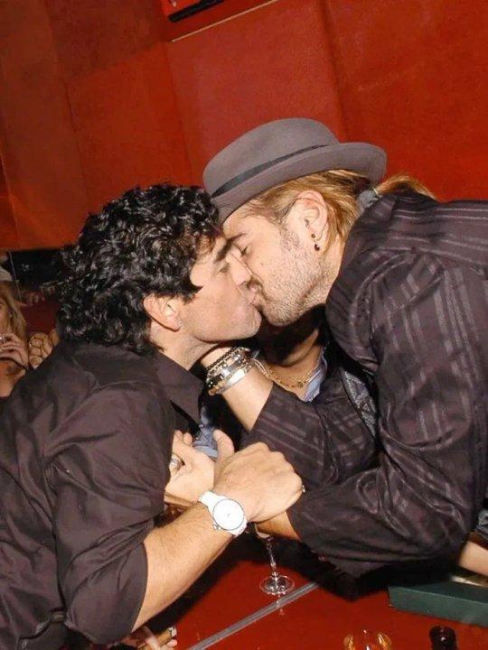 Colin Farrell recordoacute su beso con Diego Armando Maradona- ldquoMi heacuteroerdquo